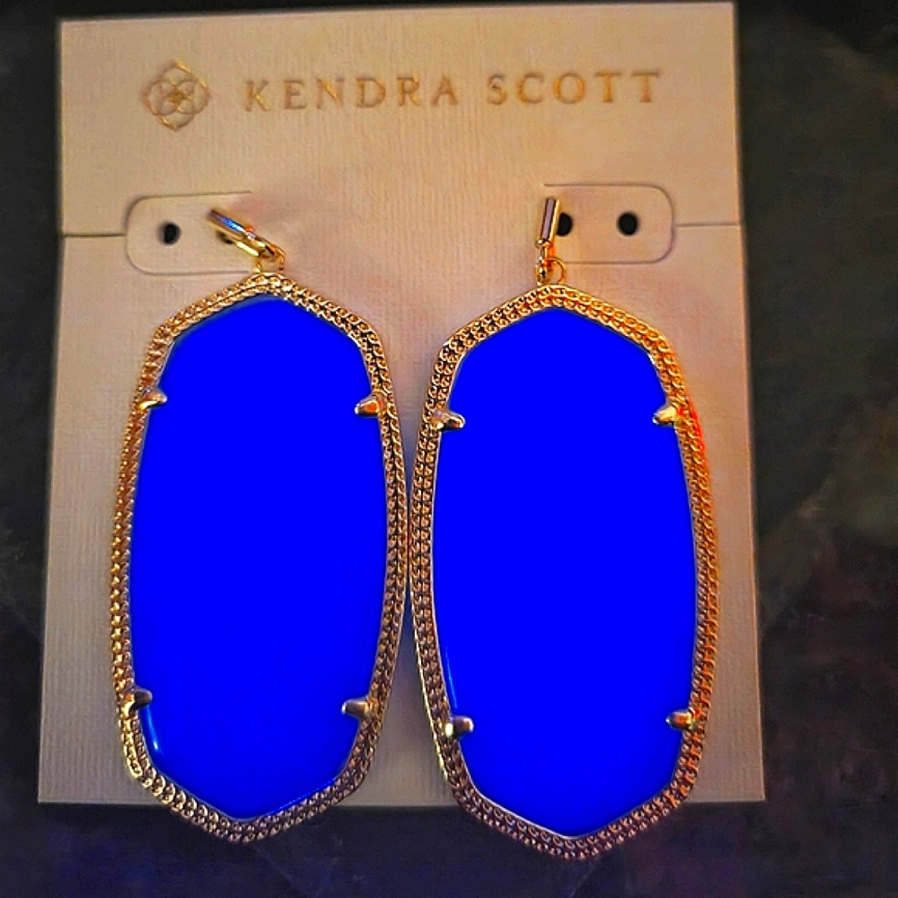 💖BNWOT - RARE💖 KENDRA SCOTT Danielle Blue Glow in the Dark Glass Gold Earrings